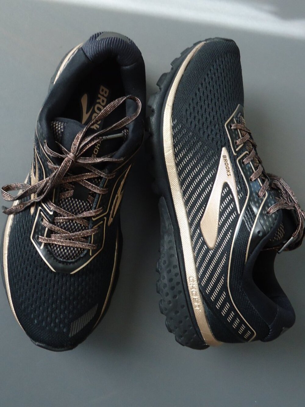 SIZE 8.5. Brooks Ghost 12 running sneakers shoes.